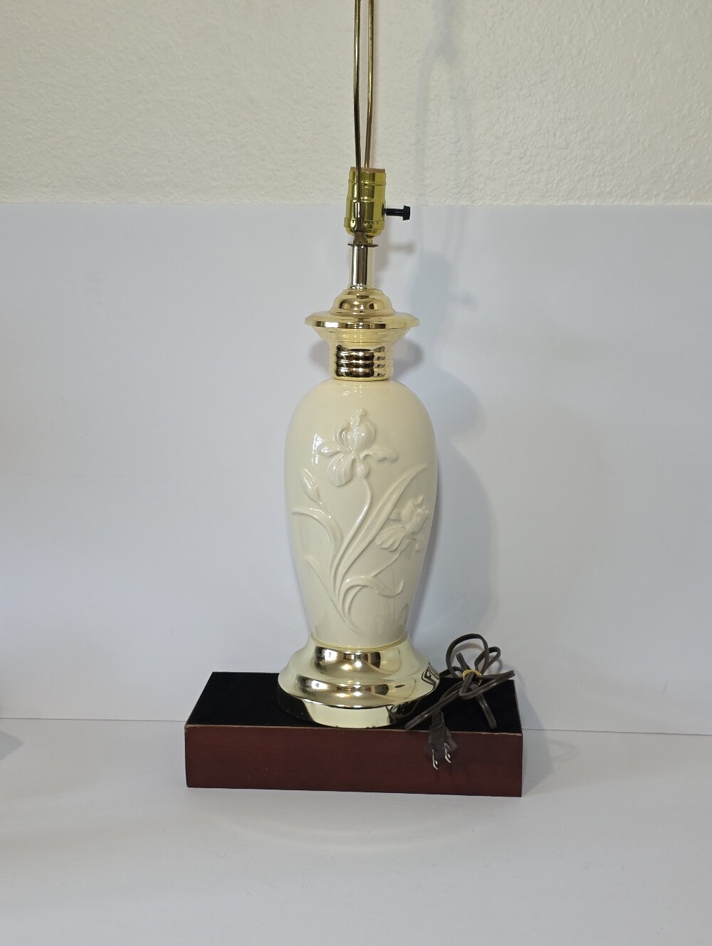 Vintage Cream Ceramic Iris Table Lamp Brass Unmarked Lenox Style Masterpiece